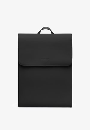 Černý obdélníkový batoh s klopou na zapínání a horním madlem, s jemně vyraženým logem značky uprostřed přední strany.