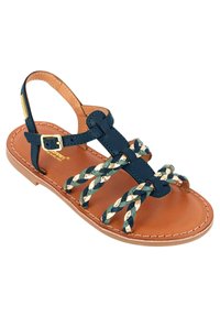 Sandale en cuir bleu marine avec des brides tressées en teal et crème, semelle intérieure en cuir marron, boucle réglable et semelle plate beige.