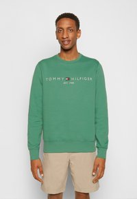 Tommy Hilfiger LOGO - Camisola - central green