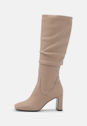 Bottes beige montantes jusqu'aux genoux, style décontracté, avec talon bloc et bout pointu, en cuir lisse.