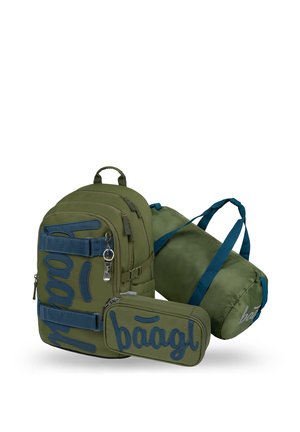 Olivgrüner Rucksack, zylindrische Sporttasche und rechteckiges Federmäppchen mit dunkelblauen Trägern und „baagl“-Schriftzug in großen Buchstaben.