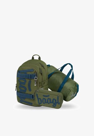 Olijfgroene rugzak, cilindervormige sporttas en rechthoekige etui met marineblauwe banden en "baagl"-branding in grote letters.