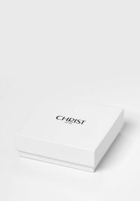 Hvid papkasse med en glat overflade, med et sort trykt logo "CHRIST" og etableringsåret 1863. Firkantet design.