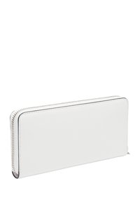 Weißes Lederportemonnaie in rechteckiger Form, mit Reißverschluss, silbernen Beschlägen und glatter Textur. Minimalistisches Design ohne sichtbare Muster.