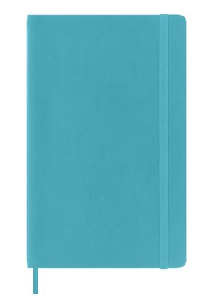 Quaderno con copertina rigida turchese con cinturino elastico di chiusura e segnalibro a nastro abbinato su sfondo bianco.