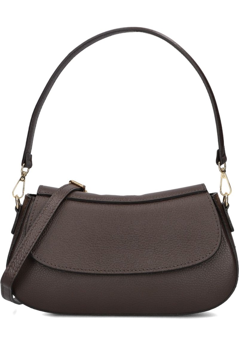 Bruine leren handtas met een gebogen vorm, een enkele schouderband, flapsluiting en accenten in goudkleurig metaal. Gevoerde oppervlakte detail.