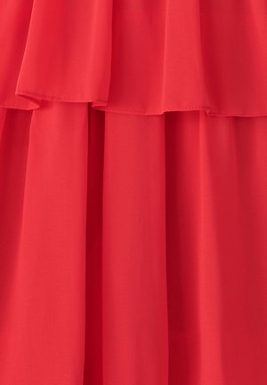 Tessuto di chiffon rosso con volant sovrapposti, dalla texture morbida e dal colore vivace, che aggiunge interesse visivo e movimento.