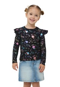 Czarna koszula z długim rękawem z kolorowym kosmicznym nadrukiem, z falbaniastymi akcentami na ramionach i okrągłym dekoltem. W połączeniu z dżinsową spódnicą.