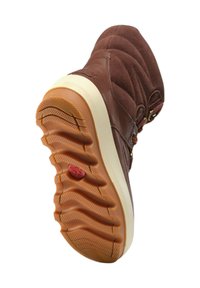 Bota de ante marrón con un diseño acolchado, que cuenta con una suela de goma con surcos texturizados. Detalle del logo rojo en la suela.