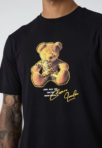 CLOSURE London - T-shirt z nadrukiem