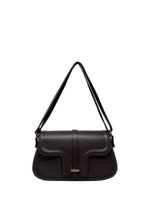 Borsa a spalla in pelle marrone scuro con chiusura a patta, dettagli curvi sul davanti e tracolla regolabile con finiture in oro.