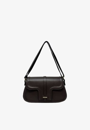 Borsa a spalla in pelle marrone scuro con chiusura a patta, dettagli curvi sul davanti e tracolla regolabile con finiture in oro.