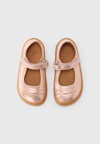 Μεταλλικά ροζ χρυσά παπούτσια Mary Jane με επενδυμένο πάτο, ρυθμιζόμενο λουράκι, στρογγυλεμένη μύτη και λαστιχένιες σόλες με διακριτική ραφή.