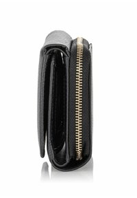 Czarny złożony skórzany portfel z komorą na zamek błyskawiczny w kolorze złota, widoczny z boku na białym tle.