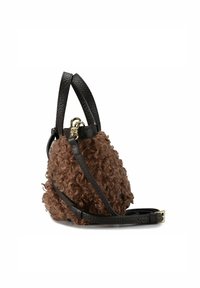 Bolso de mano de textura rizada marrón con acentos y asas de cuero oscuro. Tiene una correa para el hombro desmontable y accesorios dorados para el cierre.