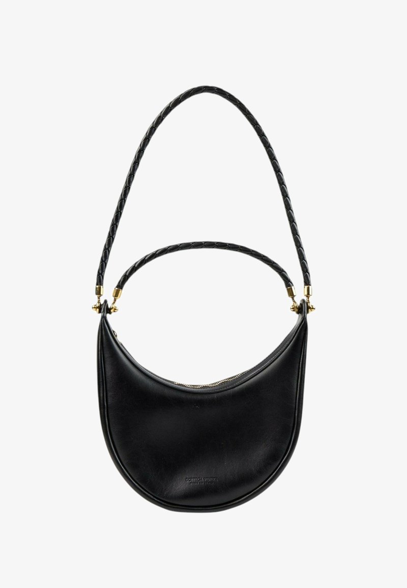 Sac à main en cuir noir en forme de croissant avec deux poignées tressées et une quincaillerie dorée sur fond blanc.