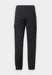 Pantalon cargo noir avec poignets élastiques, poches arrière à boutons et poches cargo latérales, présenté de dos sur un fond uni.