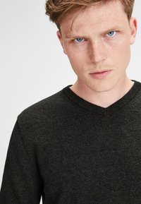 Jack & Jones JJEBASIC V-NECK - Jumper - anthracite