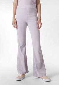Lila utsvängda byxor i mjukt tyg med slät textur. Har en figurnära midja och lätt rynkade detaljer vid fållen.