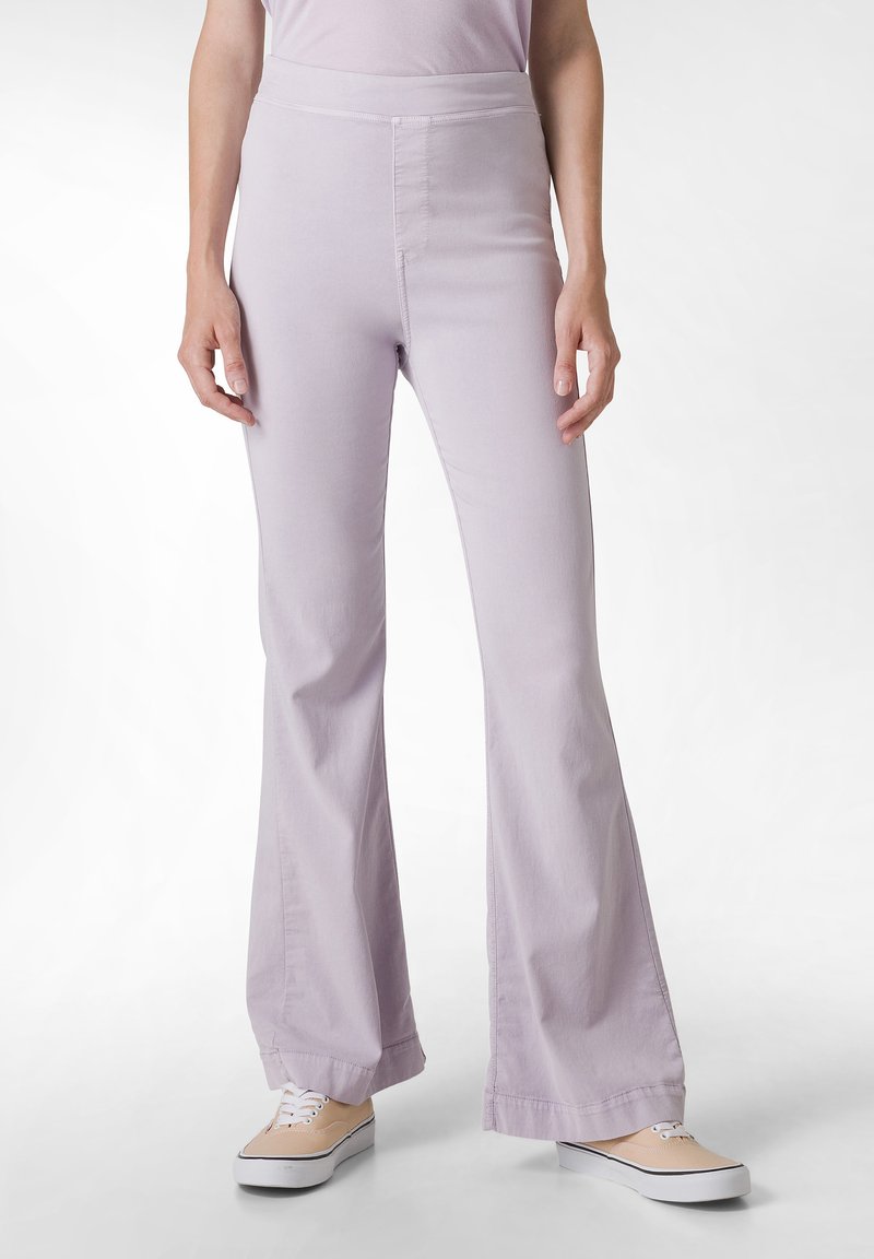 Lila utsvängda byxor i mjukt tyg med slät textur. Har en figurnära midja och lätt rynkade detaljer vid fållen.