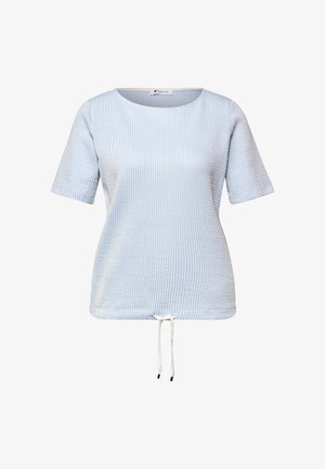 Lichtblauw-wit gestreepte, kortärmelig gestructureerde blouse met ronde halslijn en witte koordsluiting aan de zoom.