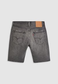 Shorts en denim gris foncé avec une finition délavée, deux poches arrière avec des détails cousus, et une étiquette de marque en cuir brun sur la taille.