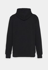 Svart huva sweatshirt med en slät textur, med långa ärmar och normal passform. Baksidan är vanlig utan ytterligare designinslag.