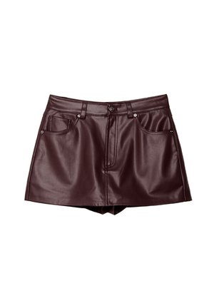 Bordo mini suknja od umjetne kože s dva prednja džepa, vidljivim šavovima, prednjim zatvaračem i kopčanjem na gumbe. Glatka, sjajna tekstura.
