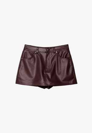 Burgunderfarbene Kunstleder-Minirock mit zwei vorderen Taschen, sichtbaren Nähten, einem Frontreißverschluss und Knopfverschluss. Schlanker, glatter Textur.