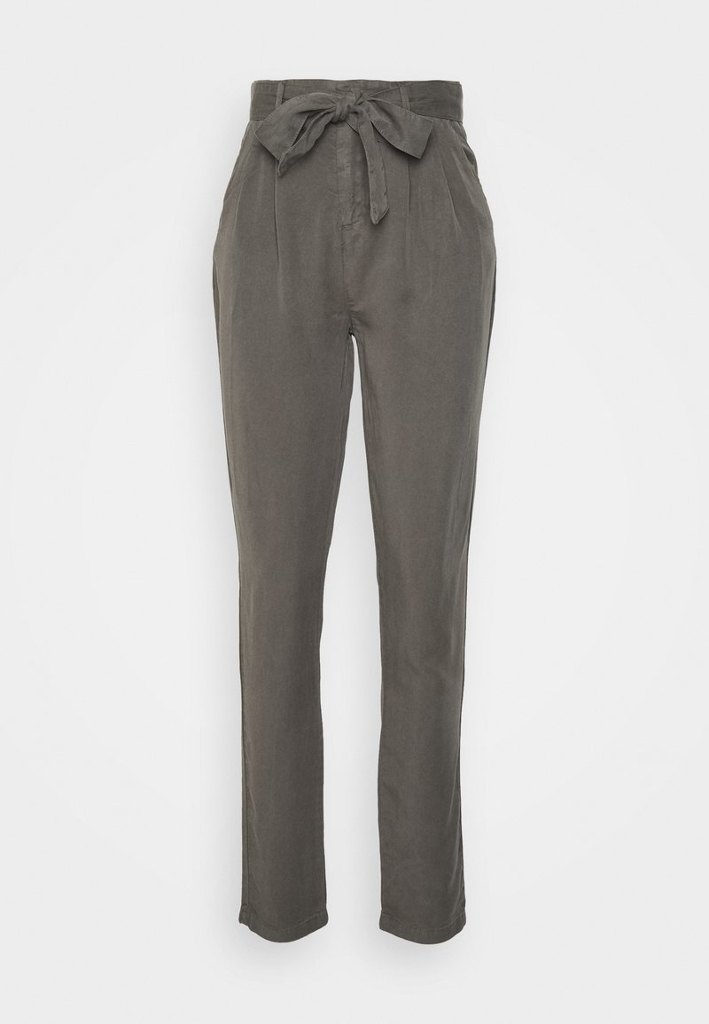 Calças de tecido cinza com uma cintura alta, pregas frontais e cinto de laço. O material parece suave, com um corte descontraído e pernas retas.