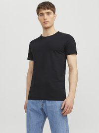 Schwarzes T-Shirt mit kurzen Ärmeln und Rundhalsausschnitt, aus weicher Baumwolle gefertigt. Hat einen taillierten Schnitt und wird mit hellblauen Jeans getragen.