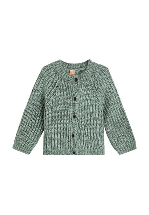 Cardigan tricoté vert pour bébé avec des boutons noirs et des manches longues sur fond blanc.