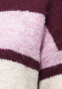 Suéter de lã com riscas em bordeaux, rosa e creme. Textura macia de lã com espessuras variáveis e um acabamento ondulado.
