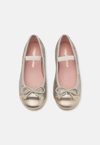 Bailarinas con una puntera metálica dorada y parte superior plateada texturizada, que cuentan con un lazo decorativo y una correa elástica, con una plantilla rosa.
