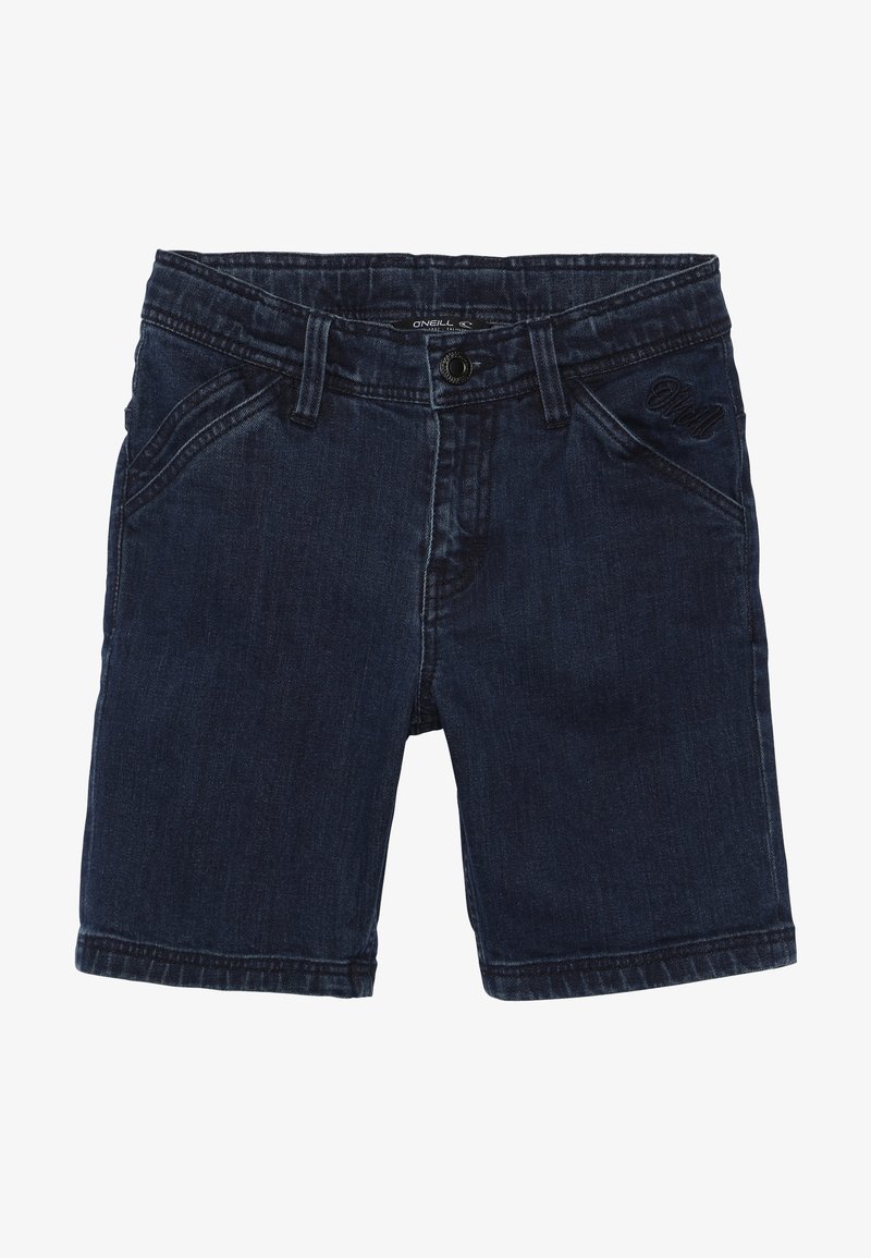 Shorts en denim bleu foncé avec une coupe régulière, dotés de coutures décoratives, d'une fermeture à bouton sur le devant et d'une broderie de logo sur la poche droite.