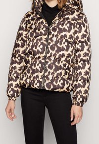 Chaqueta tipo plumón con un estampado de leopardo marrón y beige, que cuenta con capucha, cierre de cremallera y puños elásticos; textura ligera y diseño acolchado.