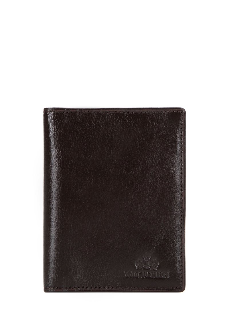 Portafoglio in pelle marrone scuro con una texture liscia, design a due pieghe e logo impresso sulla parte anteriore. Presenta dettagli di cucitura lungo i bordi.