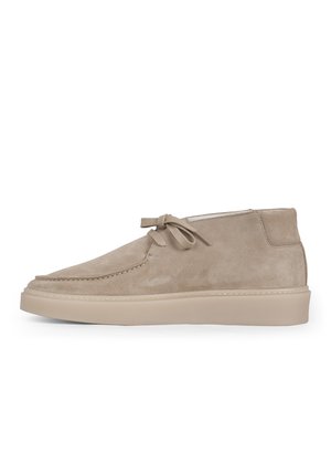 Beige suède hoge casual schoen met veters aan de voorkant en dikke beige rubberen zool, zijaanzicht op witte achtergrond.