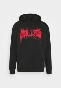 Černá mikina s kapucí a dlouhými rukávy. Na přední straně se nachází výrazný červený nápis "DISSOLUTION" v zubatém písmu. Měkká textura.