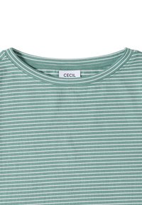 T-shirt à rayures horizontales vertes et blanches avec une étiquette de marque "CECIL" cousue à l'arrière du col intérieur.