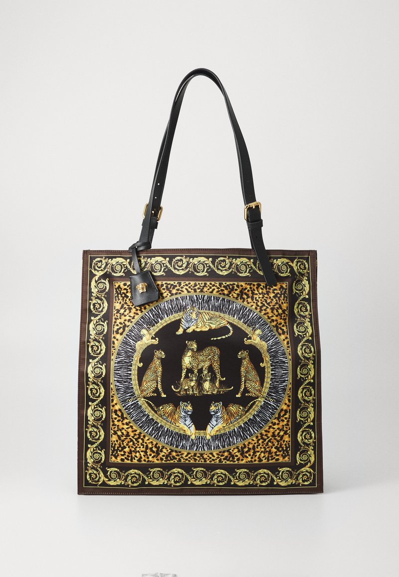 Μεγάλη τετράγωνη τσάντα tote με μαύρους χειρολαβές, διακοσμημένη με εικονογραφήσεις λεοπάρδας και τίγρης σε χρυσό και καφέ περίτεχνο πλαίσιο.