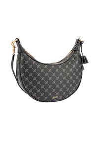 Sort skuldertaske i læder med en buet form, der har et subtilt mønster og guldfarvede metaldetaljer. Lynlås og dekorativ kvast.