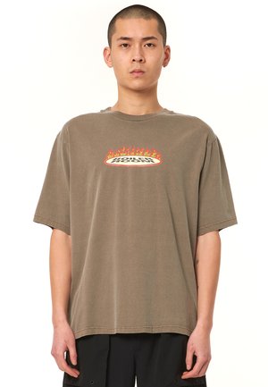 BOILER ROOM FLAMES - Print T-shirt - coffee