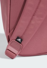 adidas Performance LINEAR ESSENTIALS - Mochila - preloved crimson champagne met white