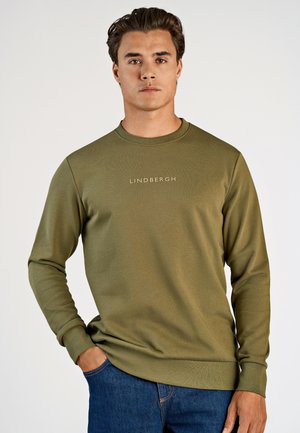 Sudadera verde olivo con mangas largas y cuello redondo, que presenta un tejido texturizado y el logo "LINDBerGH" en un color claro en el pecho.