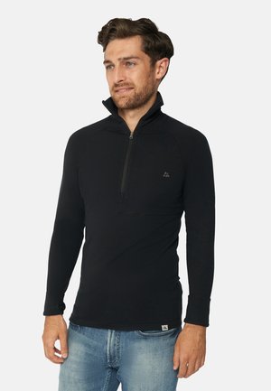 Schwarzer Langarmpullover mit halbem Reißverschluss und Kragen, mit glatter Textur und dezentem Branding auf der Brust.