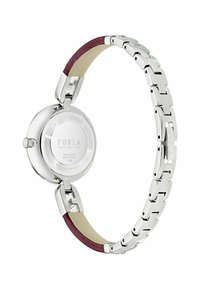 Montre en acier inoxydable argenté avec un boîtier rond, un bracelet en cuir bordeaux et des détails gravés au dos. Résistante à l'eau jusqu'à 5 ATM.