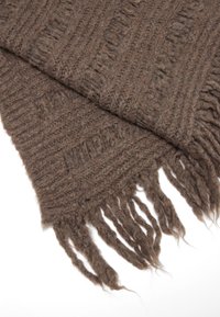 Écharpe marron texturée avec un motif en côtes, présentant des bords effilochés, fabriquée à partir d'un matériau doux pour chaleur et confort.