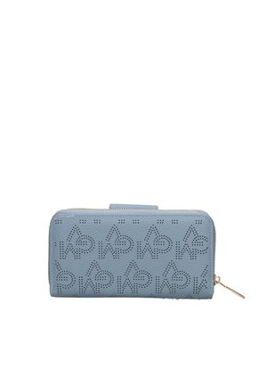 Portefeuille en cuir bleu avec fermeture éclair, motif géométrique et lettres perforés, tirette de fermeture éclair dorée et fermeture à rabat sur le dessus.