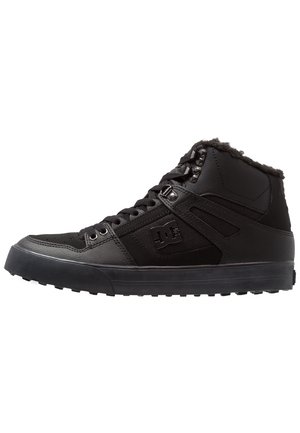 Schwarzer High-Top-Sneaker mit Schnürung vorne, gepolstertem Kragen, Fellfutter, profilierter Sohle und DC-Logo an der Seite.